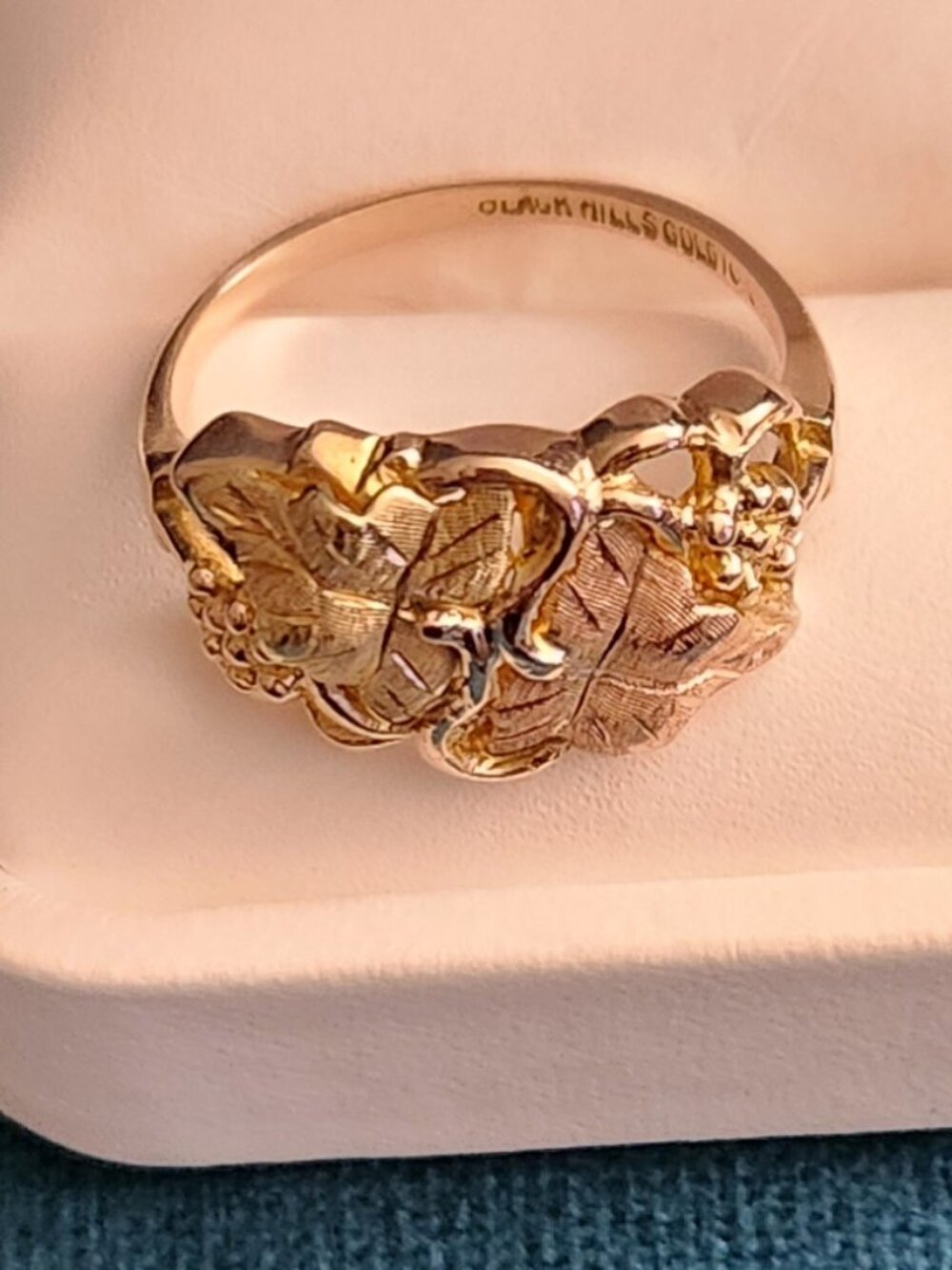 Vintage Black Hills Gold 10k Double Leaf Design Ring -size 9